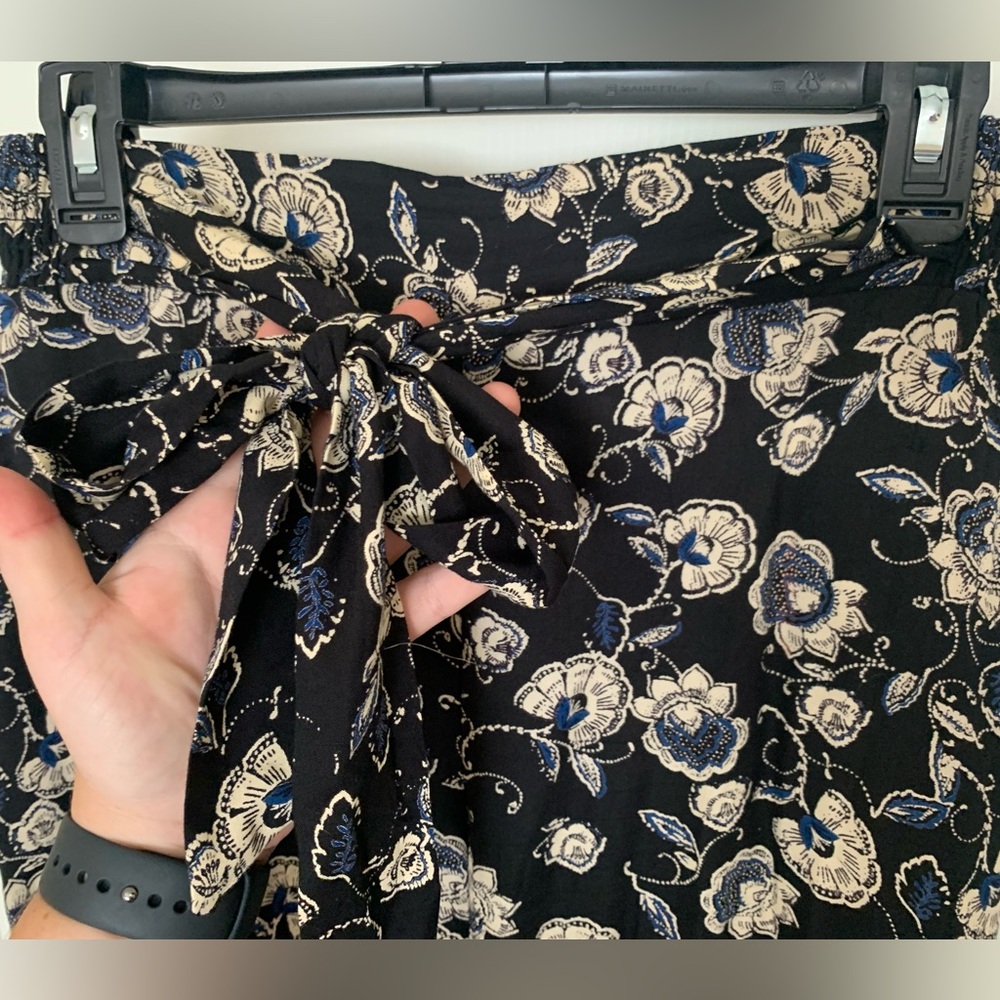 Blue Rain 100% Rayon Wide Leg Black Navy and White Floral Pant Size Medium - Picture 4 of 12